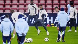 Los jugadores del Real Madrid entrenan en el césped de Anfield, un día antes de medirse al Liverpool.
