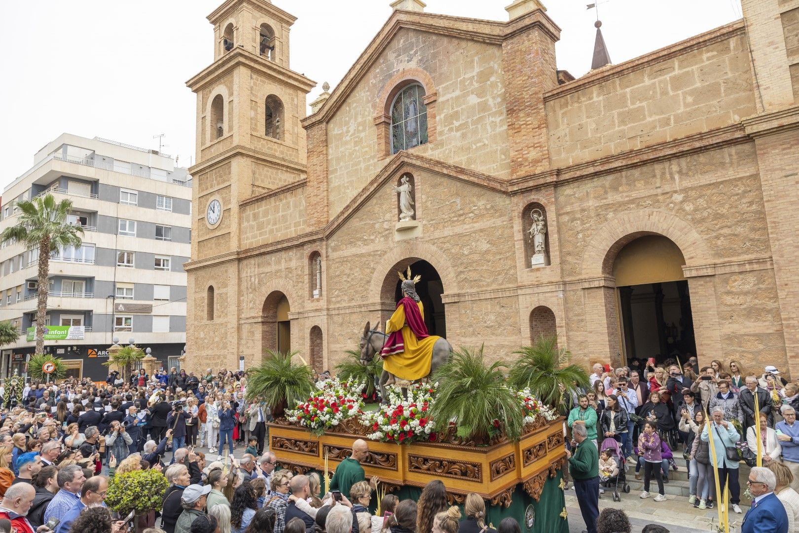 Bendición y procesión de Las Palmas en Torrevieja de Domingo de Ramos en la Semana Santa 2024