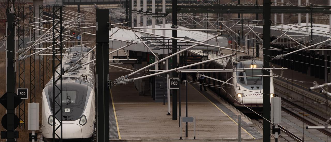 Un tren Avril en pruebas, junto a un Alvia comercial en la estación de Zamora