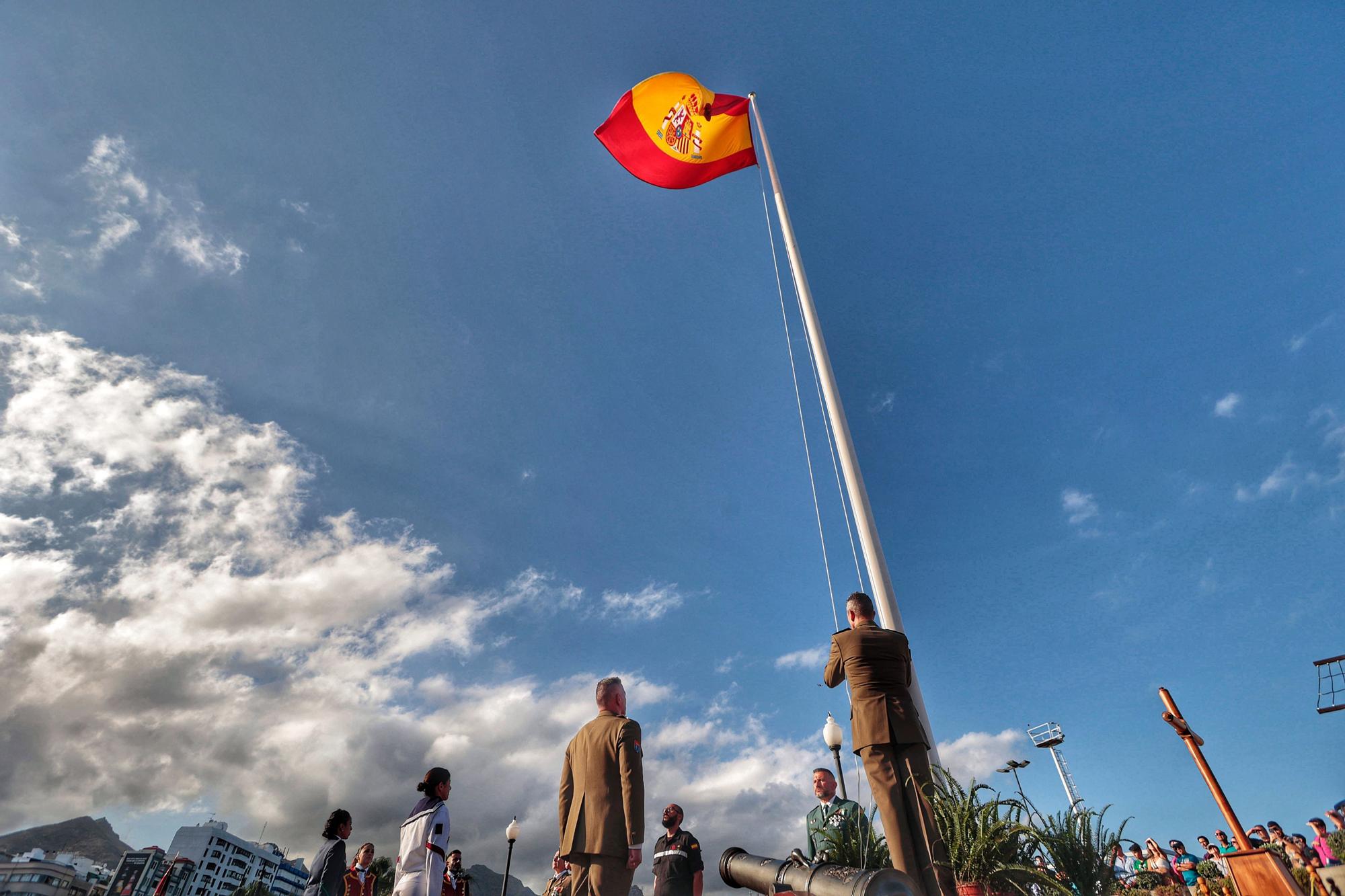 Arriado de la bandera nacional y exposición de material del Ejército