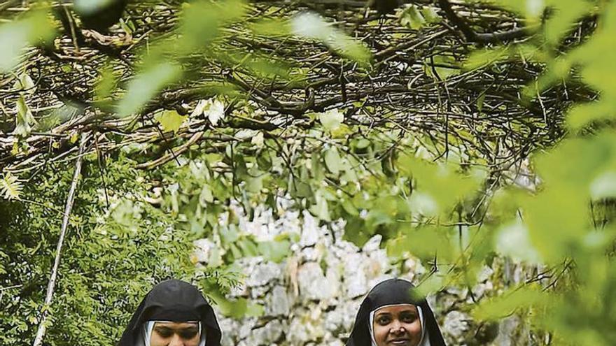 Dos monjas mercedarias en su convento compostelano, en una imagen de la revista &#039;Barca&#039; de Santiago, que edita el Arzobispado.