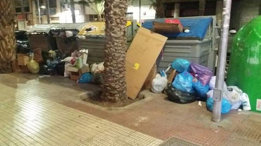 Arriba, la basura en la calle. Abajo, foto tomada ayer.