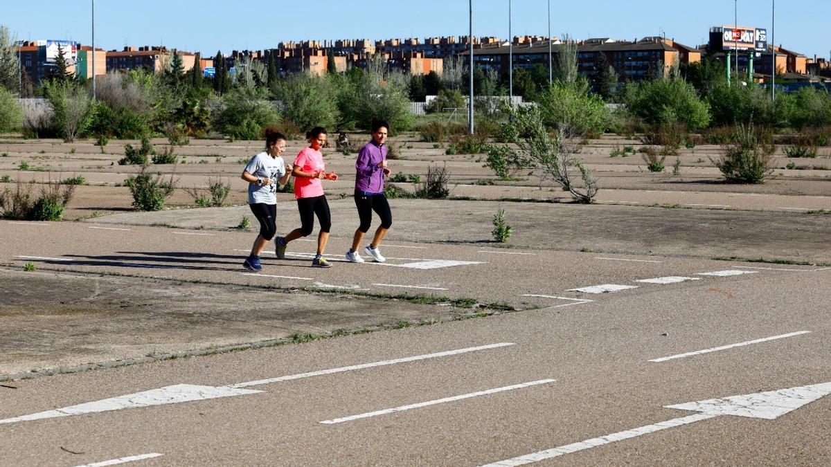 Tres mujeres hacen deporte en el Parking Norte, hace unos días