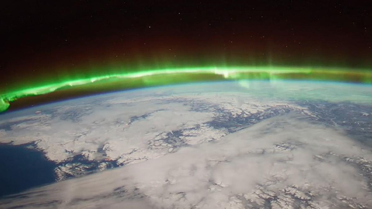 Las perturbaciones que llegan a la ionosfera de la Tierra, donde ocurren las auroras, pueden revelar explosiones, terremotos y erupciones volcánicas.