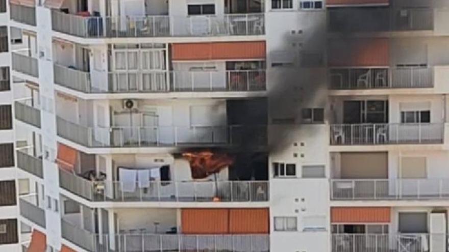 Espectacular incendio en una finca de la playa de Cullera