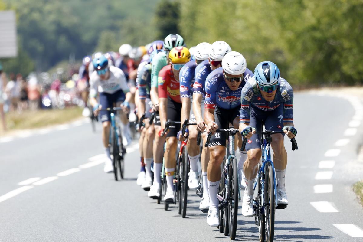 Ciclistas durante la octava etapa del Tour de Francia, un recorrido de 180,4 km entre Perigueux y Bergerac.