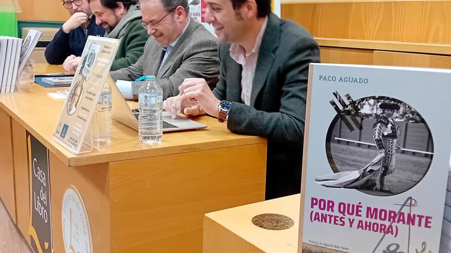 El autor, los poetas y el editor en el acto celebrado el pasado lunes. Foto: El Paseíllo