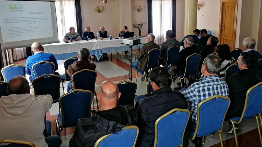 Regantes del canal Toro-Zamora en la última asamblea general para preparar la campaña de riego. |