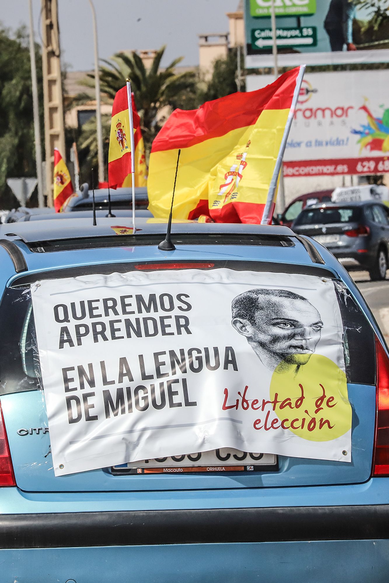 Una caravana con cientos de vehículos clama en Pilar de la Horadada contra la "imposición" del valenciano
