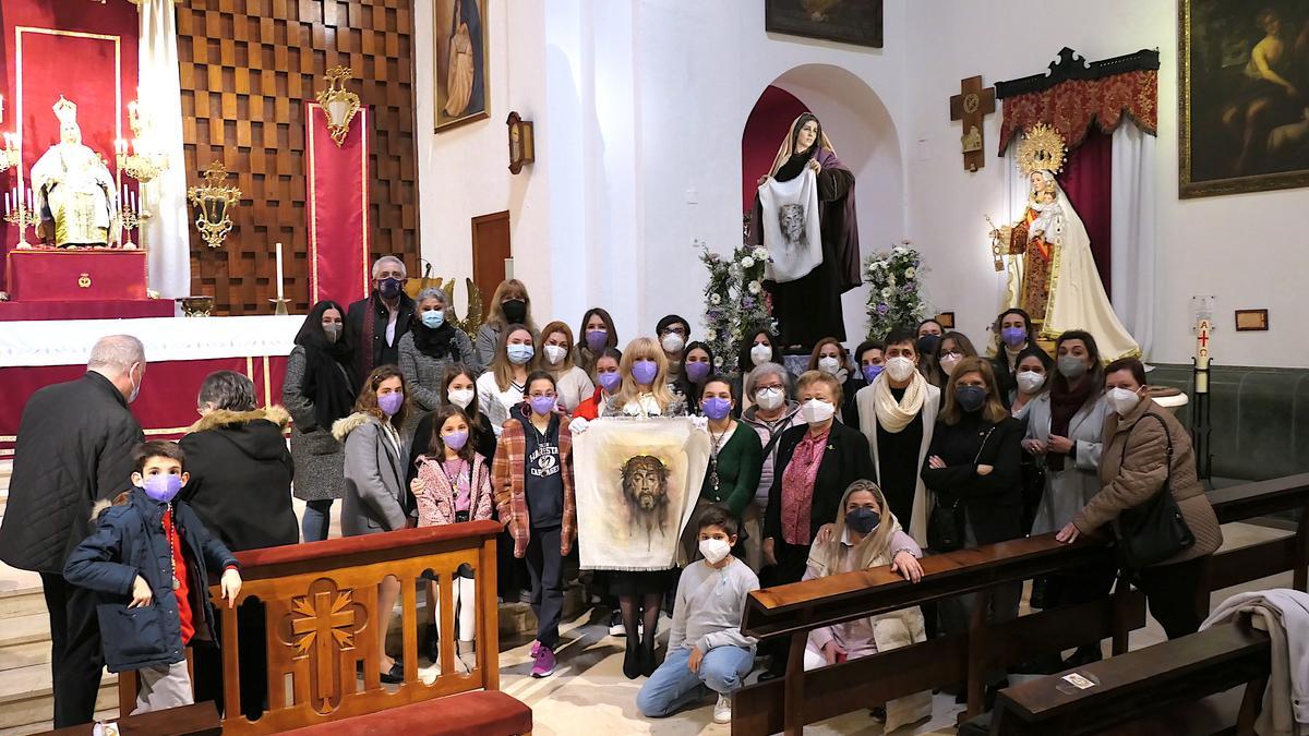 Integrantes de la Verónica marraja tras concluir la misa en honor a su imagen que se celebró en febrero de este año en la iglesia de Santo Domingo