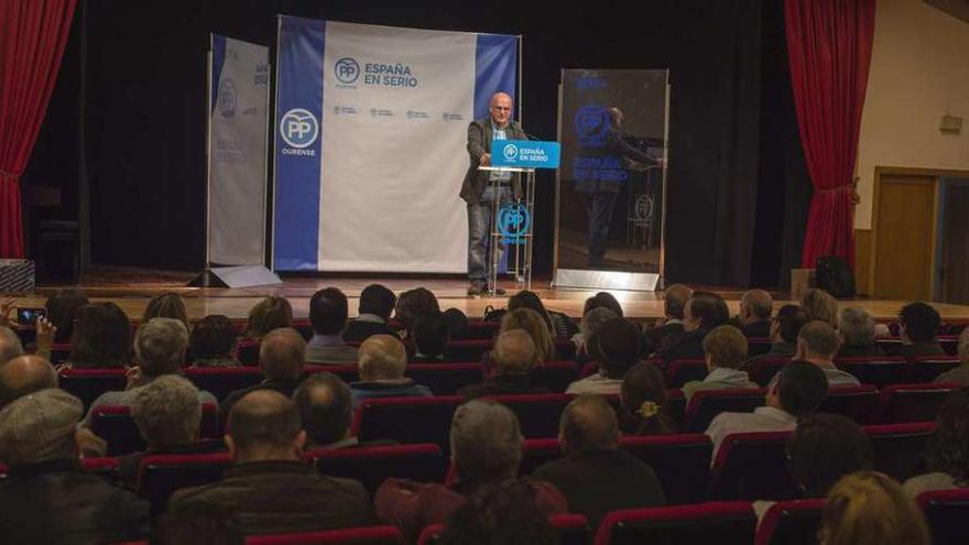 Manuel Baltar, ante militantes y simpatizantes del PP en Allariz. // FdV