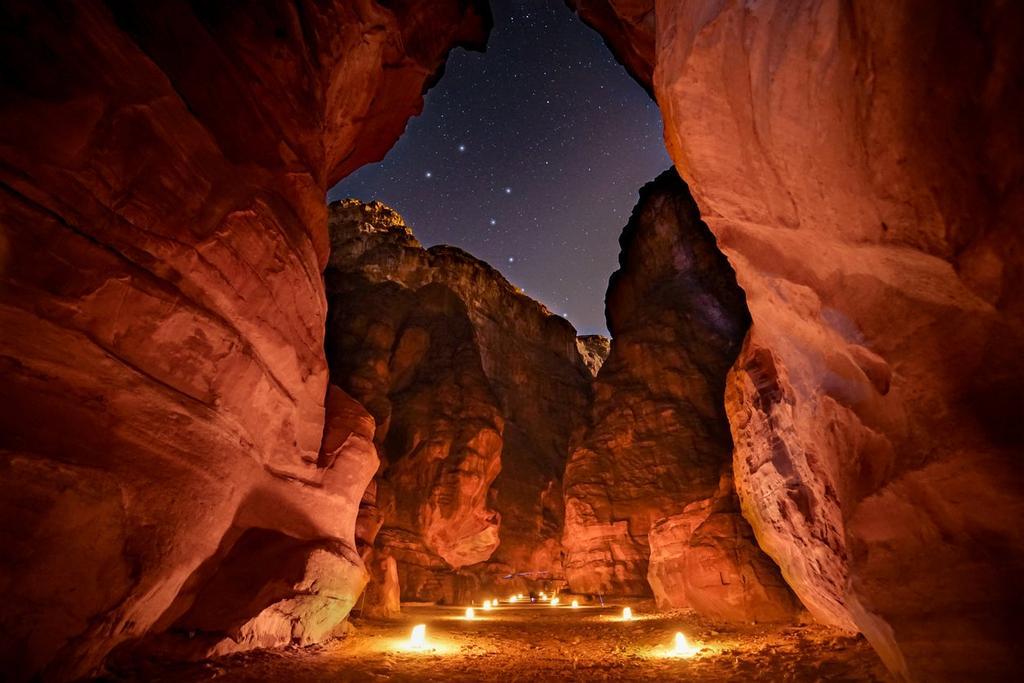 Camino hacia Petra iluminado por las velas y las miles de estrellas en el cielo
