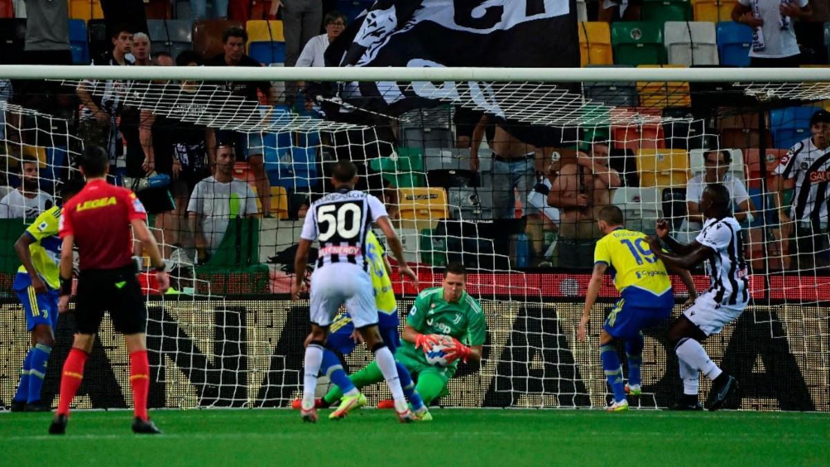 Szczesny, deteniendo un remate