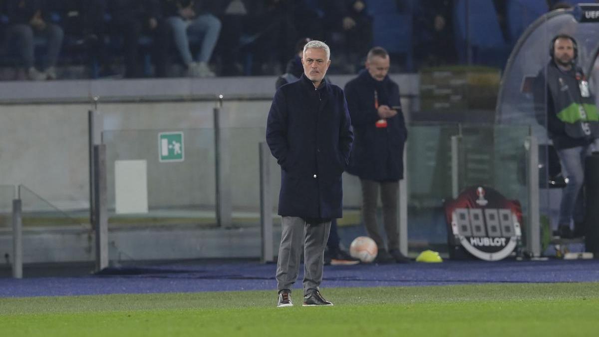 José Mourinho, en el banquillo del Olímpico de Roma durante el partido de Europa League contra el RB Salzburg
