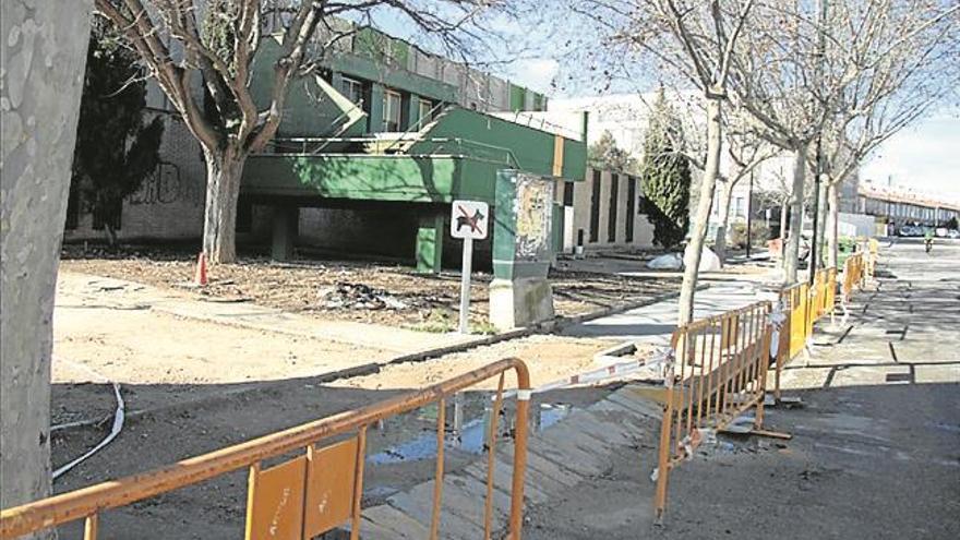 La calle Colón y el ‘pabellón viejo’ se están reparando