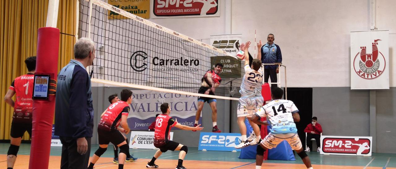 Un ataque de los chicos del Xàtiva Voleibol, en una imagen de archivo