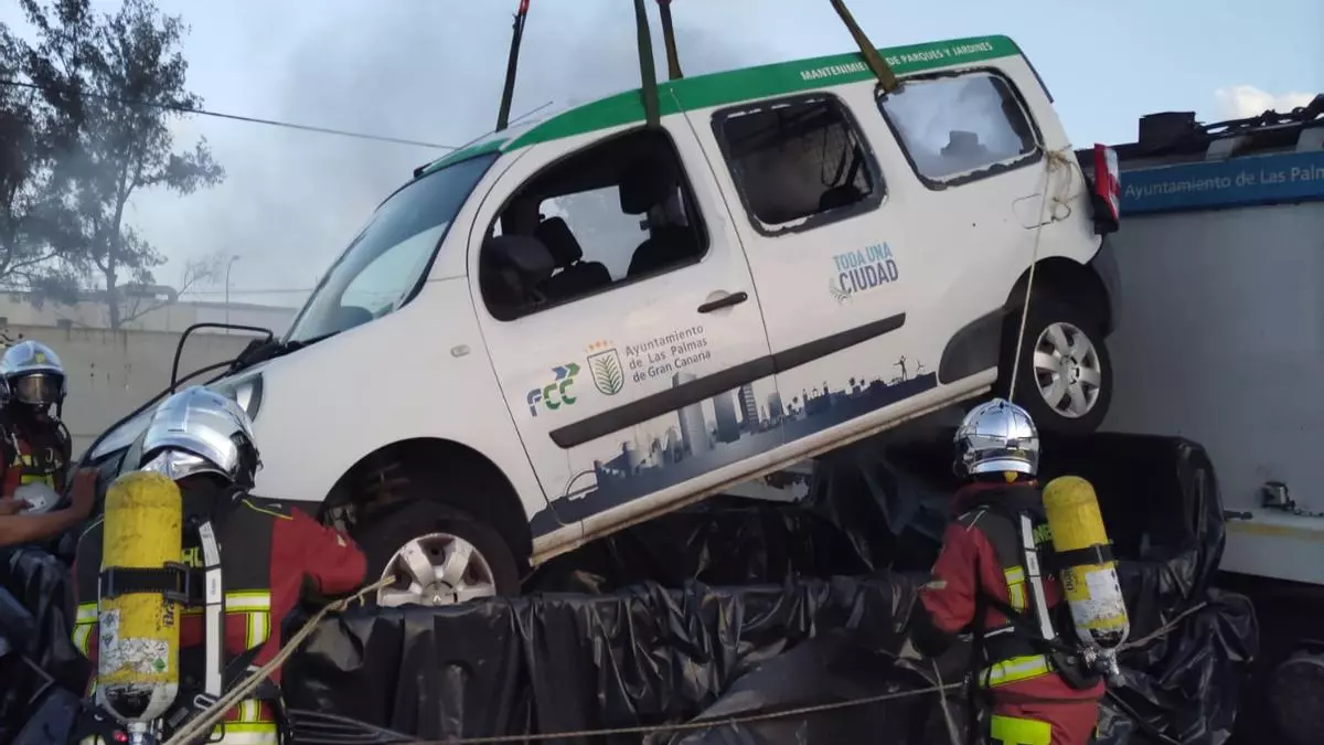 Arde un coche eléctrico en Las Palmas de Gran Canaria