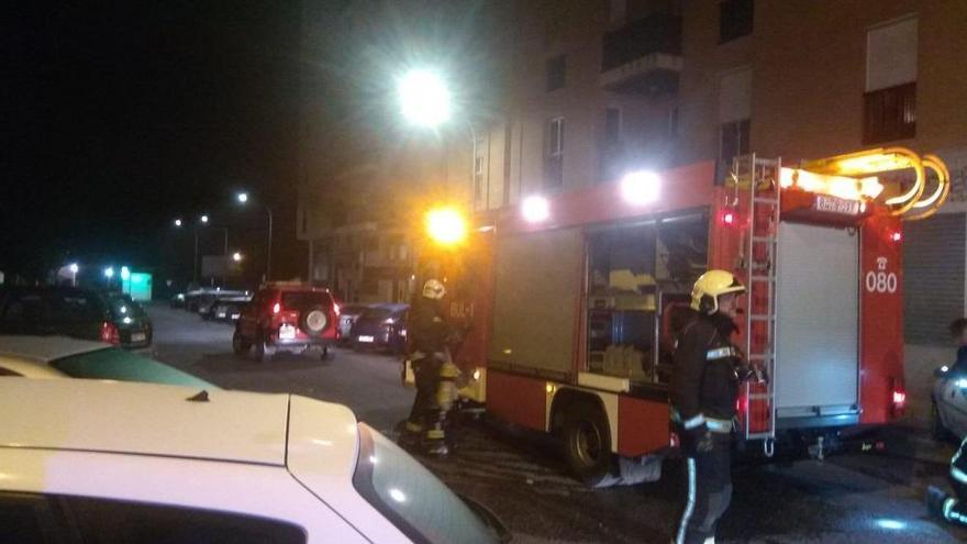 Los bomberos de Córdoba apagan un fuego en una cocina de un piso de estudiantes