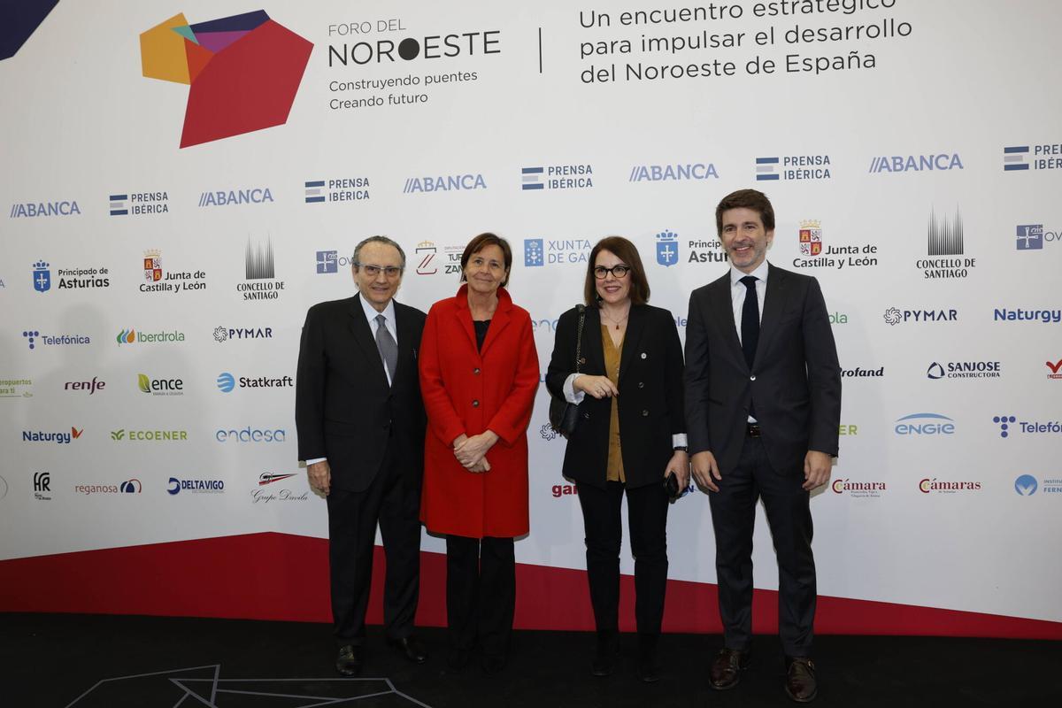 Por la izquierda, Javier Moll, presidente de Prensa Ibérica, Carmen Moriyón, alcaldesa de Gijón, Ángeles Rivero, directora general de Prensa Ibérica en Asturias y Zamora, y Sergi Guillot, director general de Prensa Ibérica.