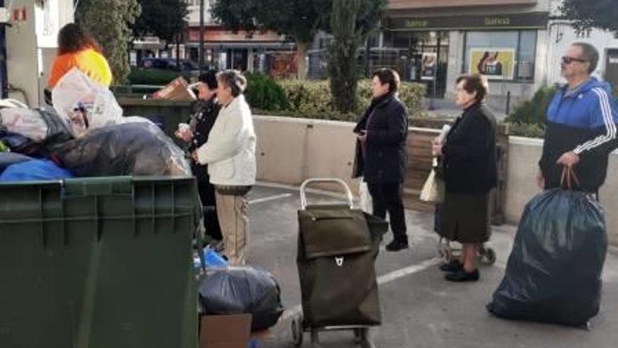 Un momento de la campaña informativa junto al ecoparque móvil colocado ayer en el Port de Sagunt.