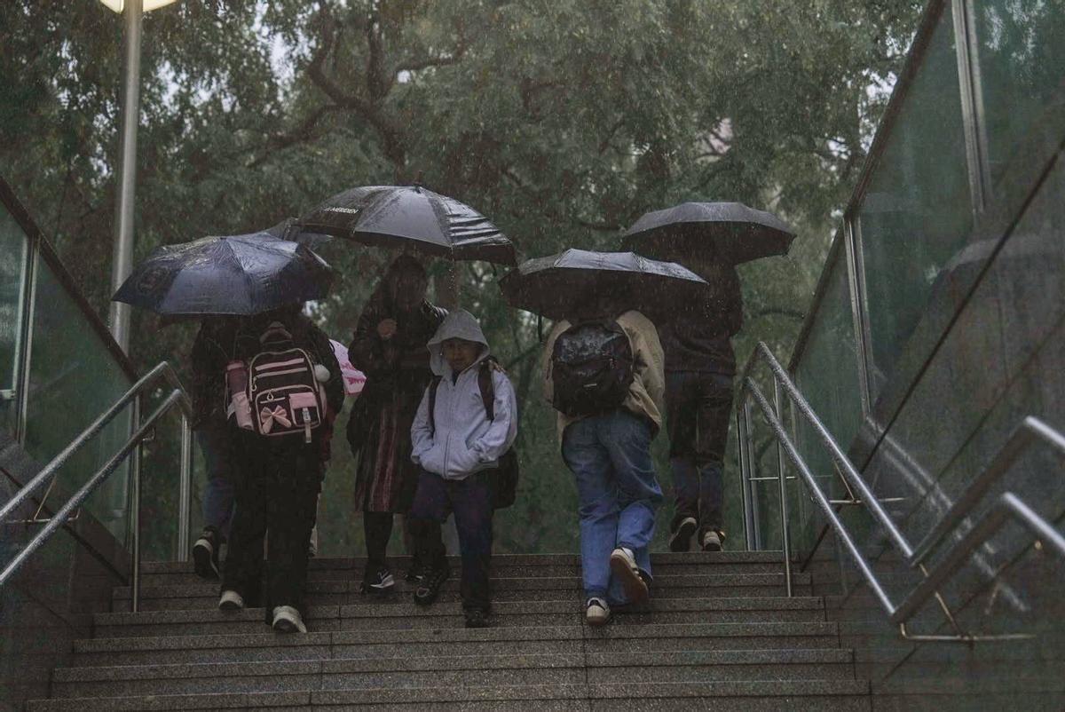 Lluvia intensa en el barrio de Sants de Barcelona, la mañana del 6 de noviembre