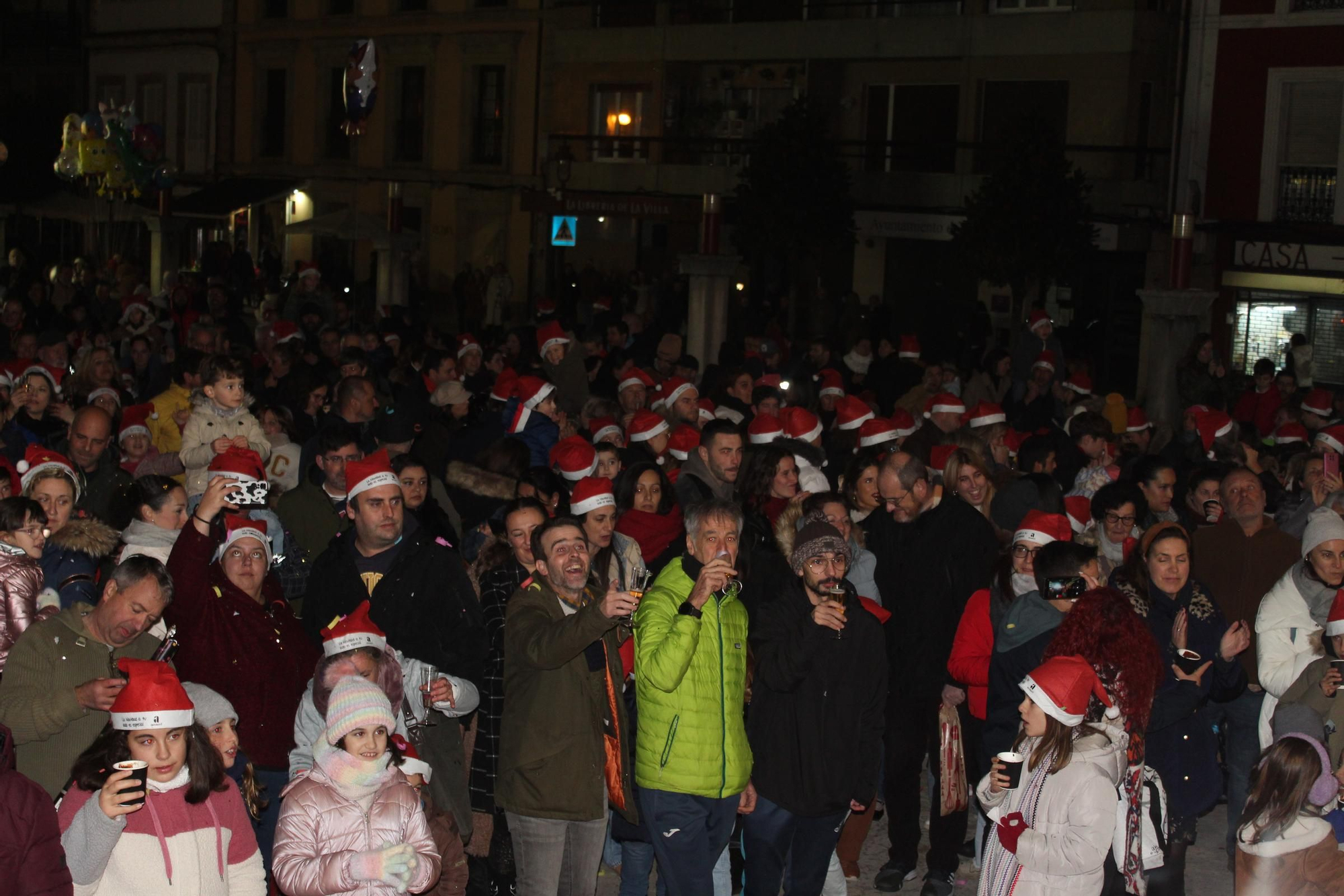 Villaviciosa 'descorcha' la Navidad con un brindis multitudinario