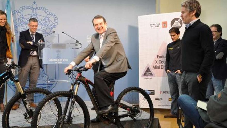 Abel Caballero, en una bici de montaña, ayer durante la presentación. // FDV