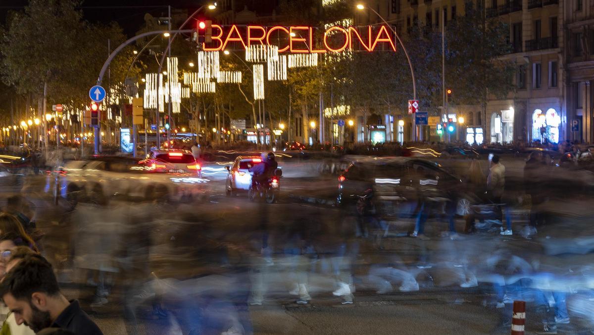 El centro de Barcelona abarrotado de gente bajo las luces de decoración de la Navidad.