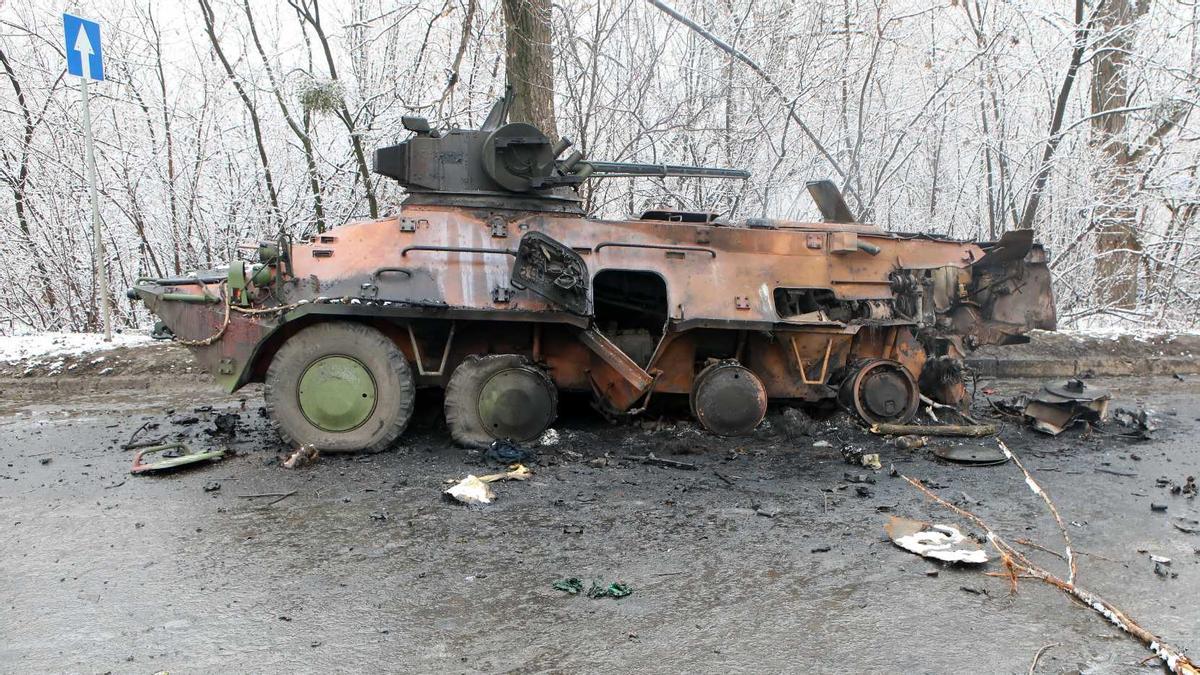 Un vehicle militar destruït als afores de Khàrkiv