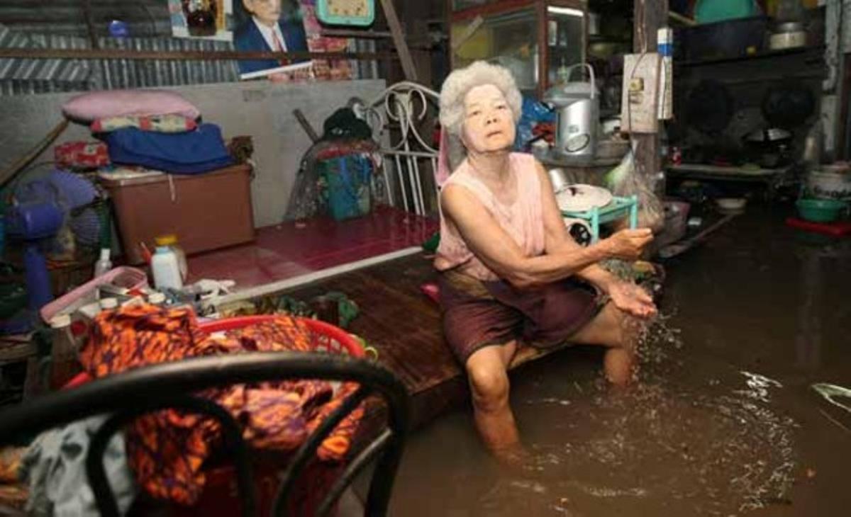 Una dona gran a casa seva, inundada en un districte a la riba del riu Bangkok (Tailàndia). Les pluges del monsó al nord-oest i al centre del país han provocat la mort, almenys, de 41 persones.