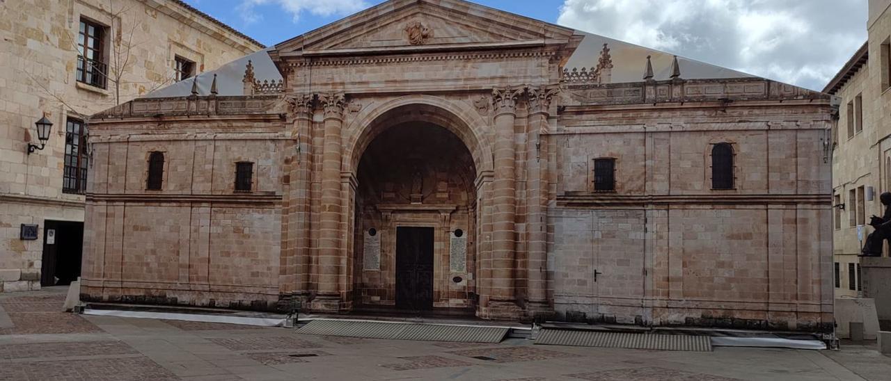 Vista exterior de la carpa, que reproduce la fachada principal de la Catedral de Zamora.