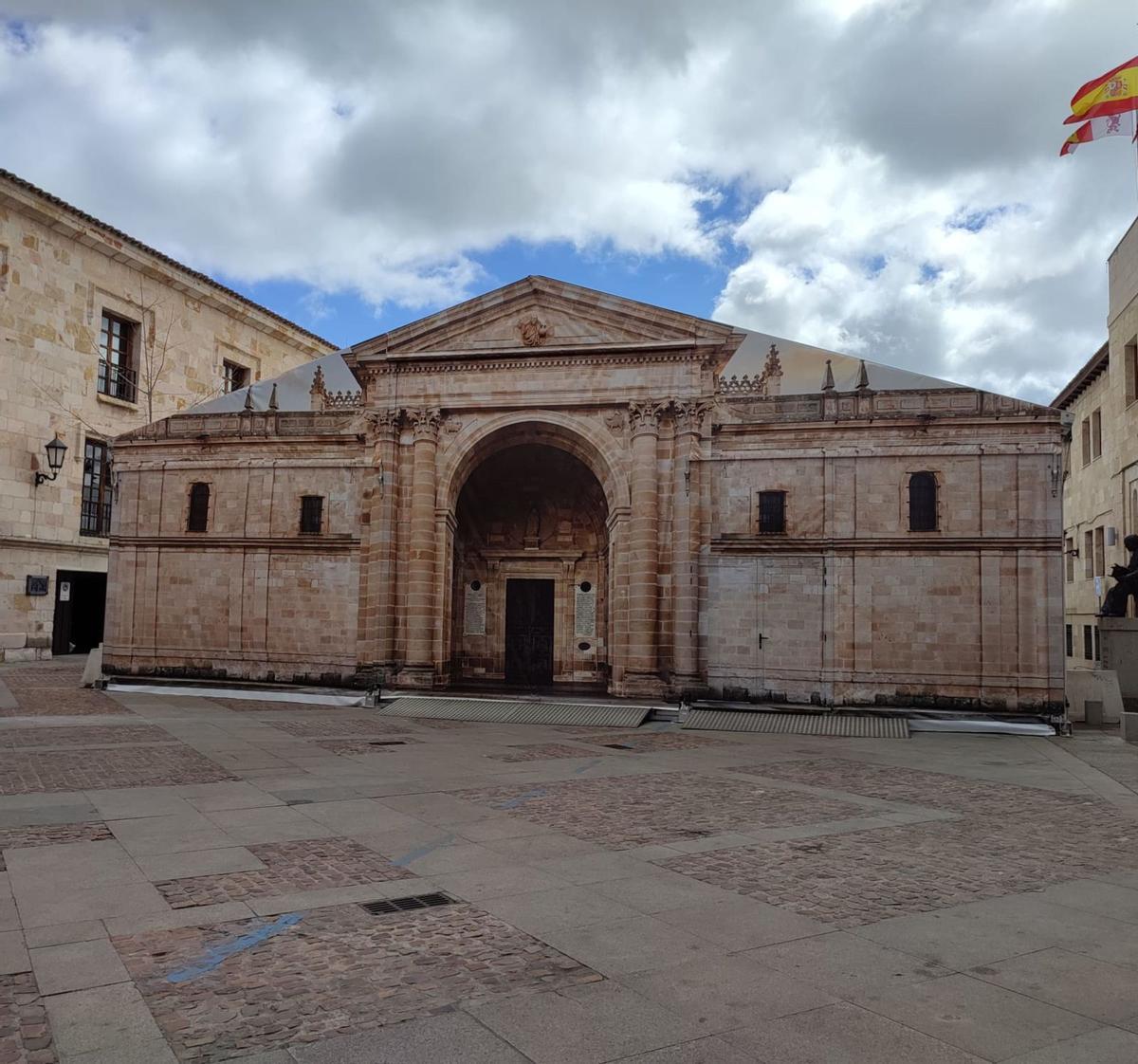 Vista exterior de la carpa, que reproduce la fachada principal de la Catedral de Zamora.