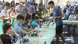 El joven Diego Macías participa en la simultánea de ajedrez de la Fira