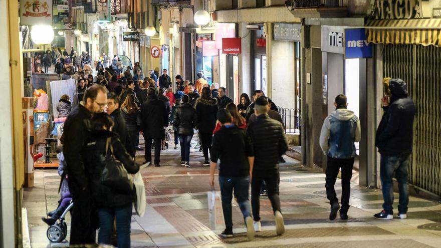 Un carrer comercial de la capital de l&#039;Alt Empordà.