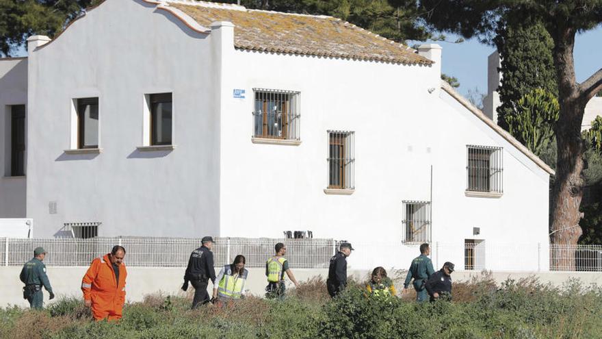 Integrantes del equipo de búsqueda durante el rastreo.