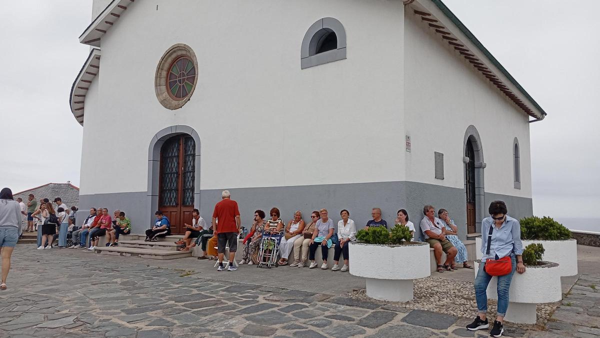 Luarca vive el eclipse con emoción y "esperanza" pese a las nubes Luarca vive el eclipse con emoción y "esperanza" pese a las nubes