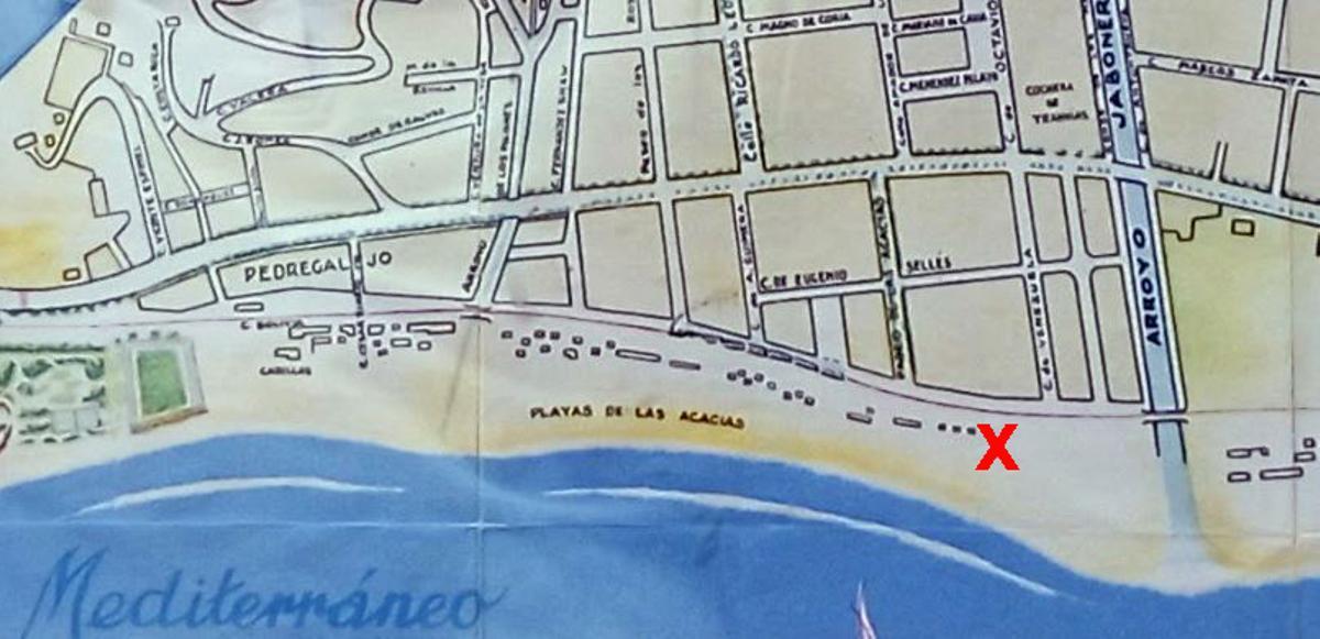 Plano de finales de los 50, con Pedregalejo y, al otro lado del arroyo, las vecinas playas de las Acacias. Con una X, el lugar aproximado de las letras instaladas por el Ayuntamiento.