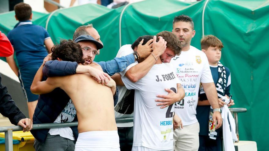 Los jugadores de la Peña Deportiva lloran desconsoladamente tras su eliminación mientras reciben el apoyo de familiares y amigos. | FOTOS: TONI ESCOBAR