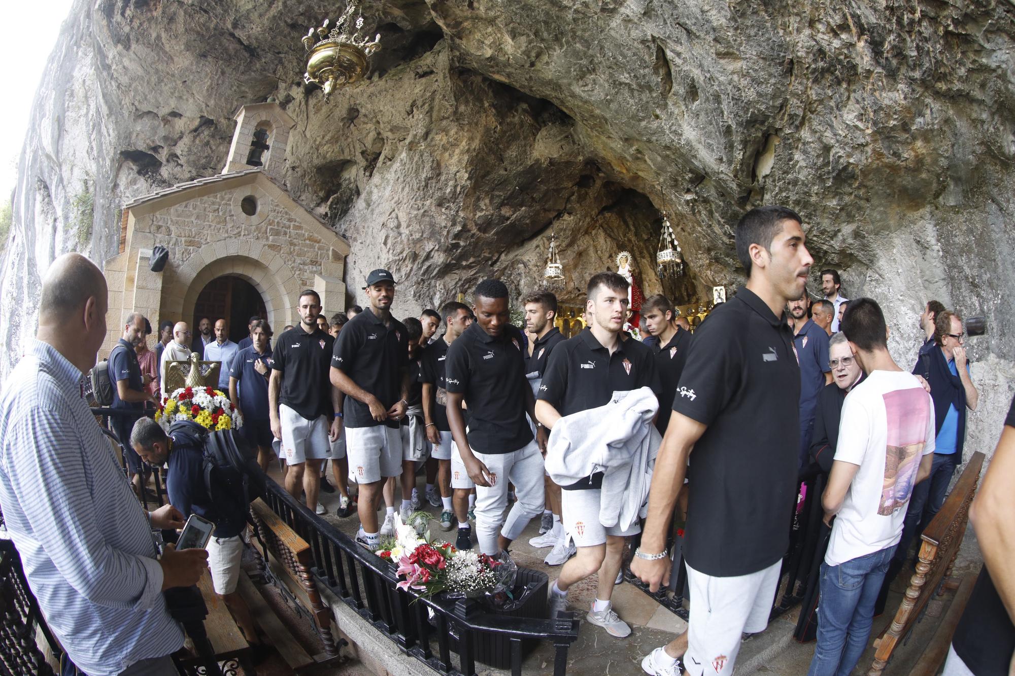 En imágenes: El Sporting cumple con la tradición ante la Santina