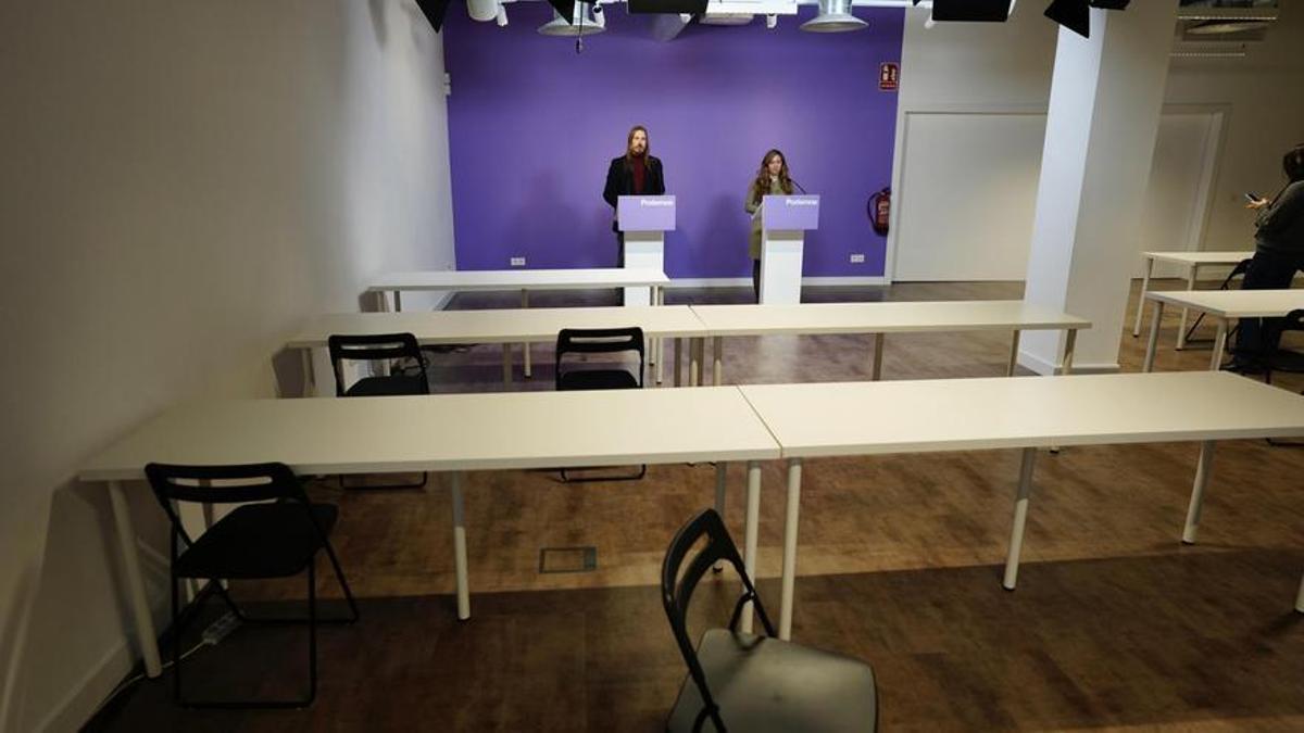Los portavoces Pablo Fernández y María Teresa Pérez, este lunes en rueda de prensa de Podemos, convocada a la misma hora que la de Sumar.