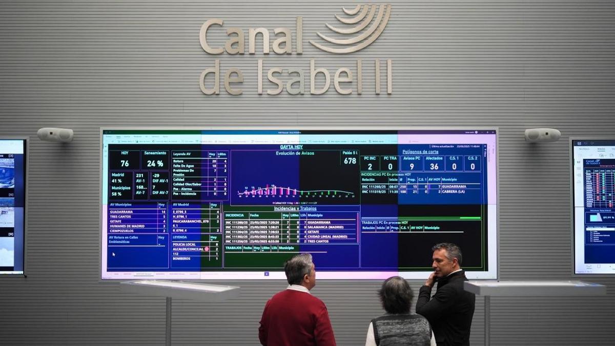 El consejero de Medio Ambiente, Agricultura e Interior, Carlos Novillo, ha hecho balance de los trabajos realizados por la ASEM112 y Canal de Isabel II en sus instalaciones de Majadahonda.