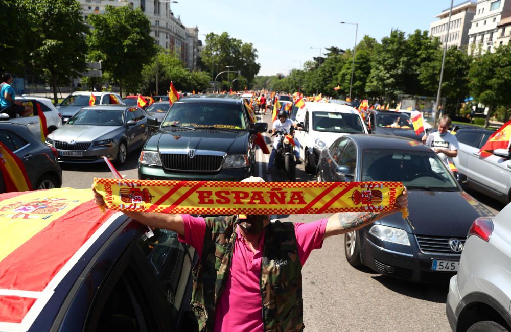 Cientos de personas secundan la protesta de Vox.