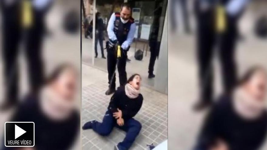 Vídeo | Polèmica per una actuació dels Mossos en disparar amb una pistola taser una usuària d&#039;un centre mèdic