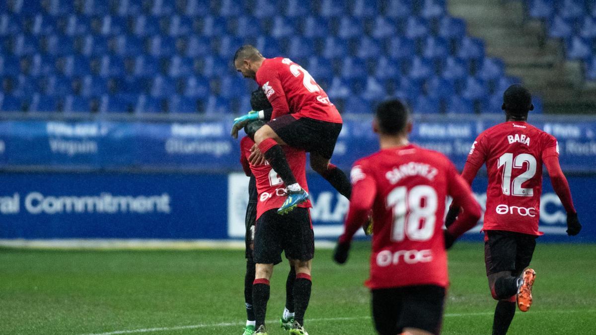 Los jugadores del Mallorca celebran el gol de Joan Sastre.