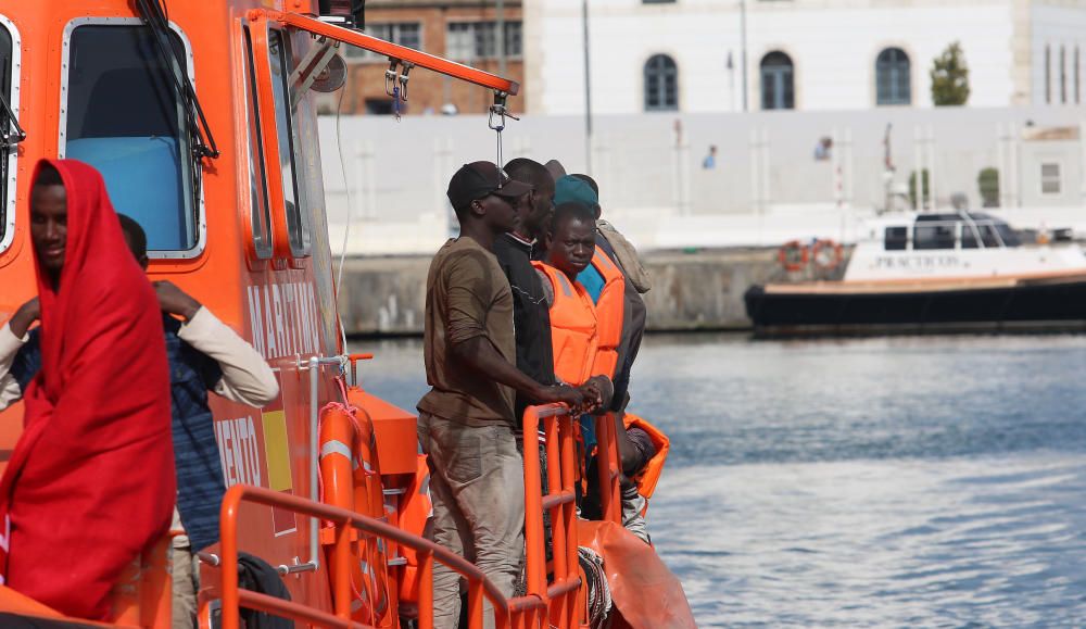 Una nueva embarcación, con 53 inmigrantes a bordo, es localizada y rescatada frente a la costa malagueña