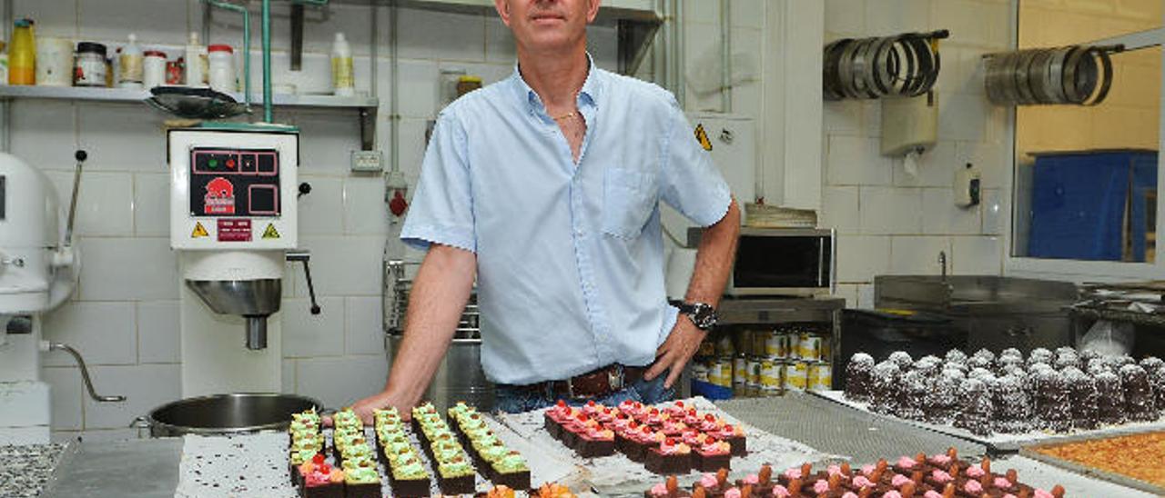 Stefan Larsson ayer en el centro de producción de pasteles para los Cafés de París, ubicado en Arinaga. s