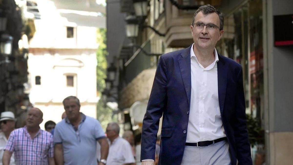 José Ballesta, de paseo por la calle Trapería