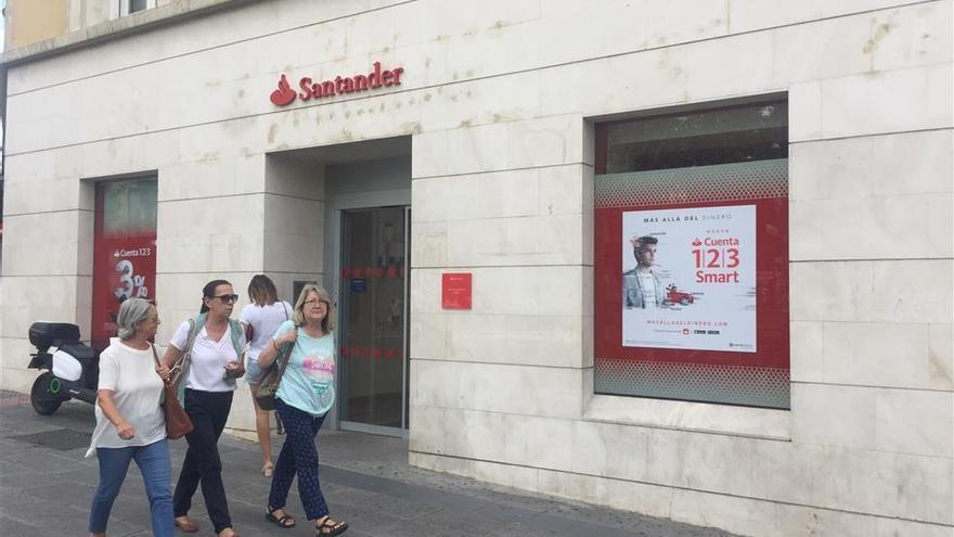 Una veintena de trabajadores del Santander abandona el banco en la región por el ERE