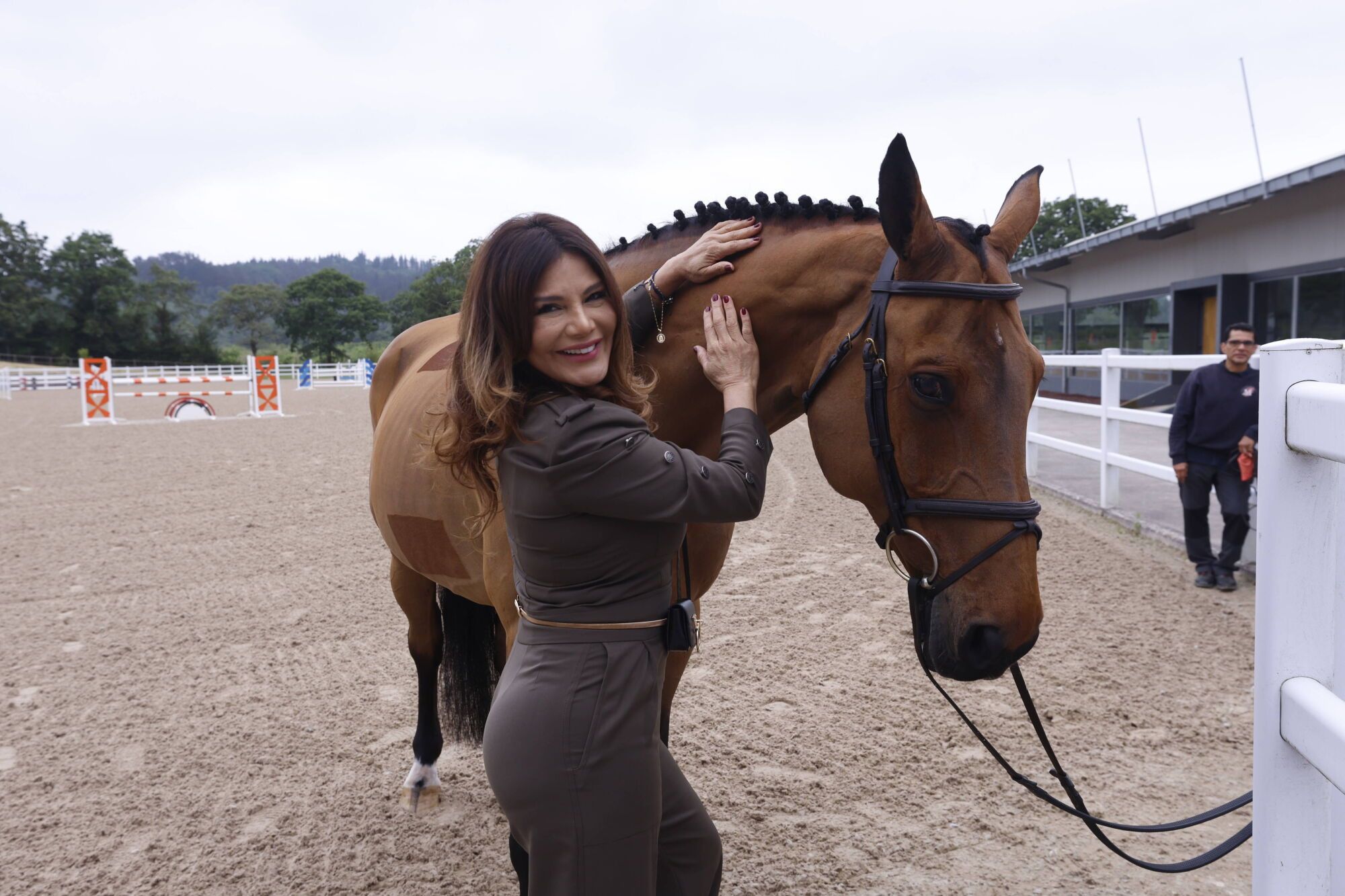 Ivonne Reyes, una amazona de lujo entre caballos en Sariego.