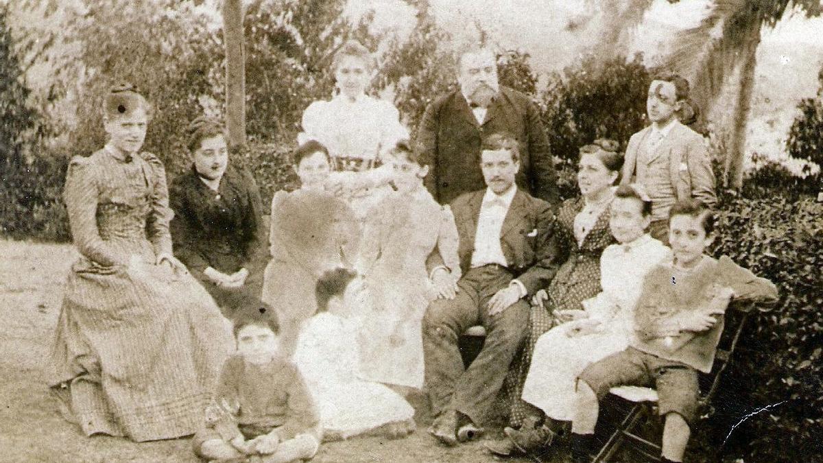 Foto de familia de los Campos Torreblanca, con Antonio Campos Garín de pie, en el centro.